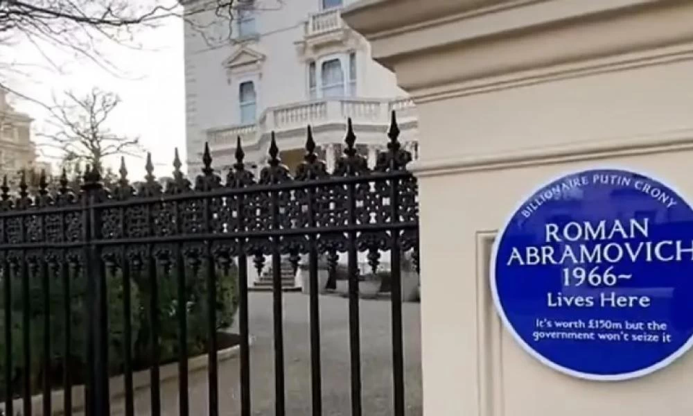 Λονδίνο: Πρωτότυπη διαμαρτυρία κατά του Αμπράμοβιτς και της κυβέρνησης Τζόνσον (βίντεο)